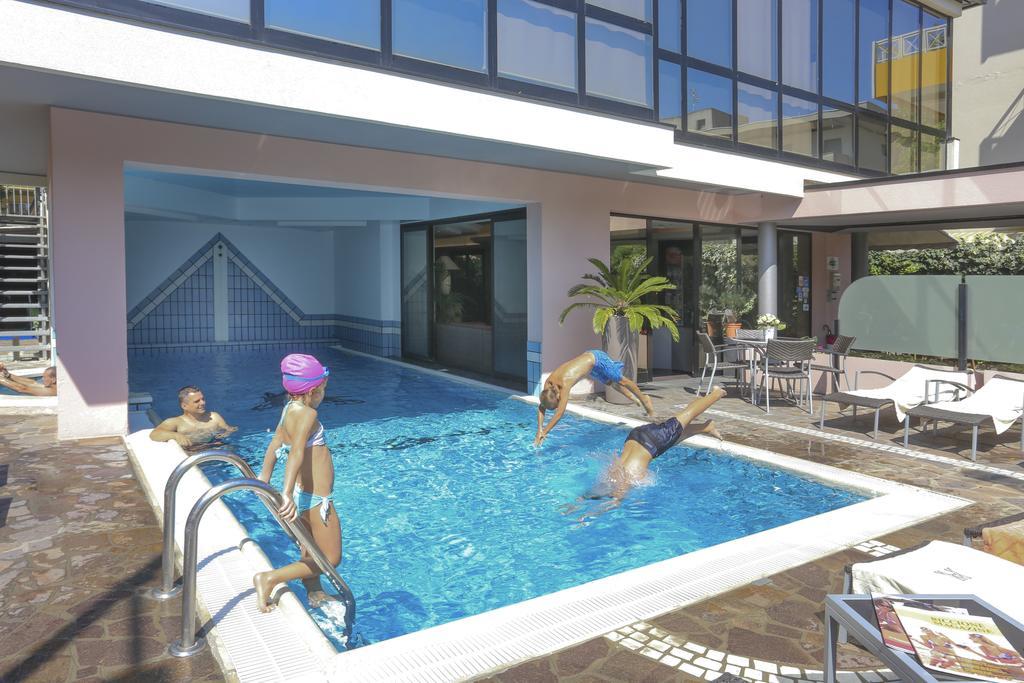 Hotel Ambassador Riccione Exterior foto